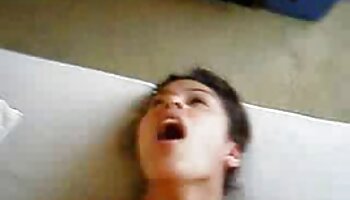 Maman video porno french amateur a donné à son fils de sucer le sein et lui a levé le cul pour se faire sodomiser