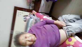 Jeune fille allongée trio video amateur sur la table