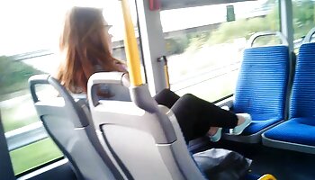 Jambes video sexe amateur levrette écartées de la blonde