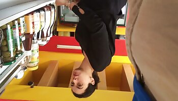 Le gros cul Valkyrie vidéo amateur sexe a mâché la bite maigre d'un pauvre gars dans un minibus sale