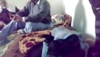 a réconforté son petit ami au video tournante amateur lit
