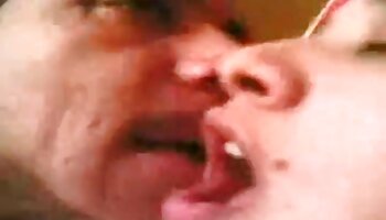 Il a versé dans le visage d'une video femme mature amatrice jeune fille