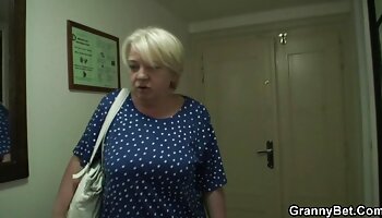 Belle transexuelle avec une grosse bite Roberta Clowss est furieusement video bisexuel amateur baisée dans une anale serrée