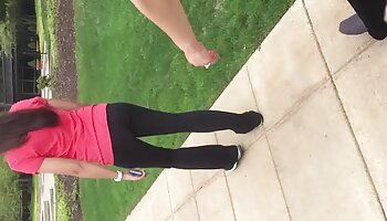 Les gardes-frontières ont enchaîné une fille illégale mince à un arbre et femme fontaine video amateur se sont relayés pour la baiser