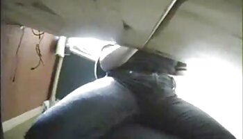 Une femme asiatique mince a été ligotée et video amateur webcam punie en entier