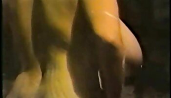Une femme tatouée lèche sa video amateur striptease chatte