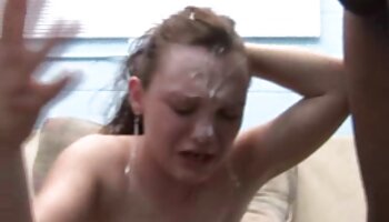 La baby-sitter video partouze amateur veut de l'argent, puis elle suce la tête