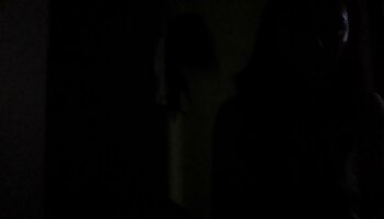 Alors que le marié video sexe francaise amatrice se prépare pour le mariage, sa jeune mariée se fait baiser par une énorme bite de nègre